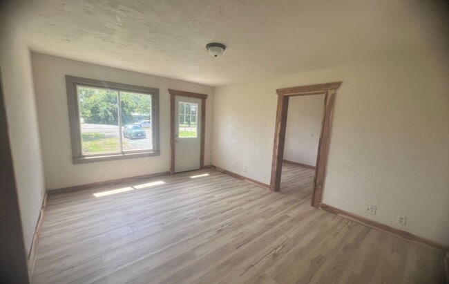 Building Photo - Newly Renovated! - $1,295 Month / $1,900 Down