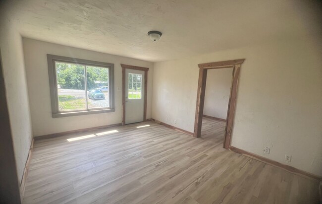 Building Photo - Newly Renovated! - $1,295 Month / $3,900 Down