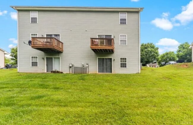 Building Photo - 3 Bedroom 2 Full Bath townhome in a Cul-de...