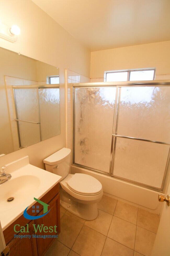 Building Photo - $2395 - 2 Beds/1 Bath Upstairs Condo Near ...