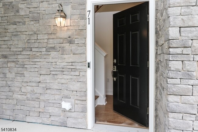 Building Photo - 71 Veterans Wy