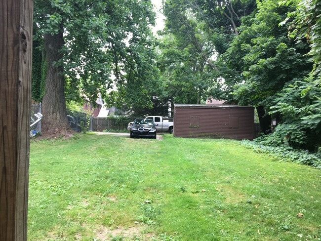 Building Photo - Clean 2BR up with offstreet parking and yard