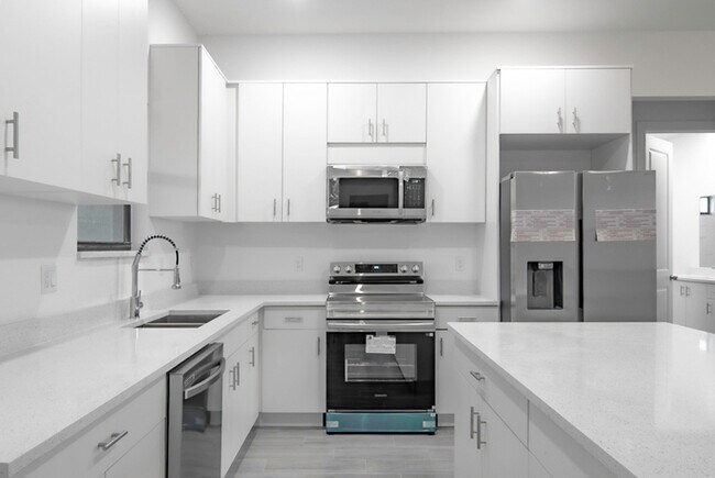 Building Photo - 15633 Lakeland Cir