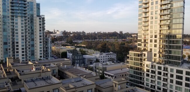 Building Photo - Large 2 bedroom downtown, Special!  And Great Views