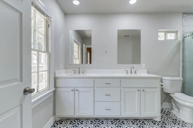 Building Photo - Spacious Home with Modern Upgrades Near Te...