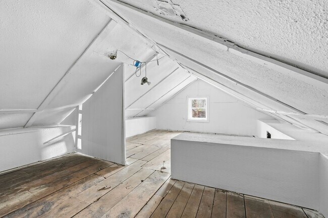 Building Photo - Stylish 2BR with Modern Upgrades