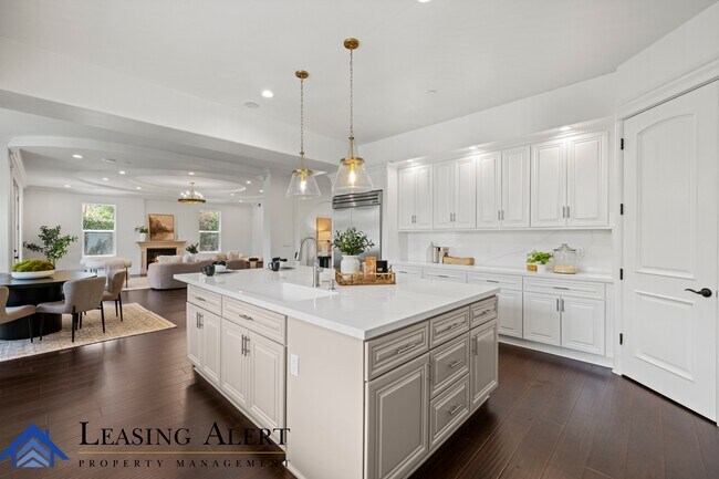 Building Photo - 5011 Hayvenhurst Ave