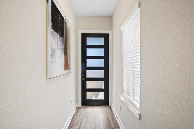 Building Photo - 15527 Maple
