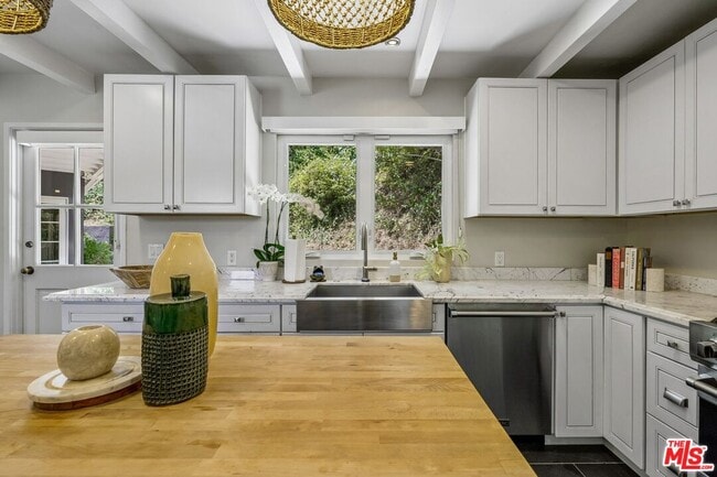 Building Photo - 3095 Passmore Dr
