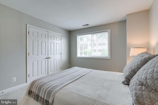 Building Photo - 1617 N Van Dorn St