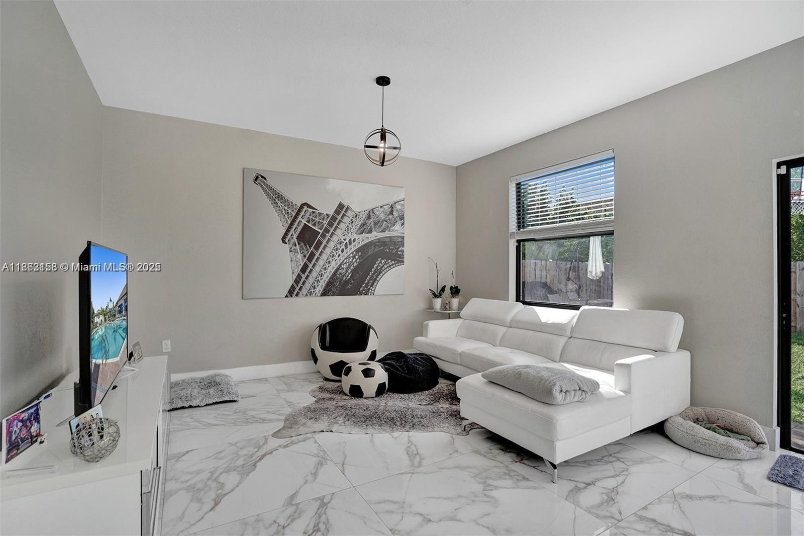 Building Photo - 268 NE 210th Way