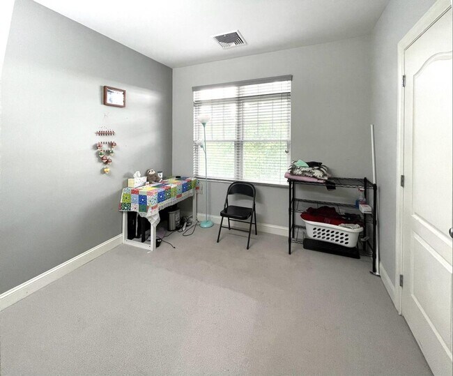 Building Photo - Modern 2 Br 1 Full / 2 half Bath Braintree Condominium