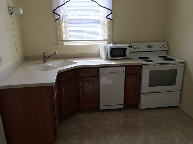 Kitchen sink, dishwasher & stove - 1358 Herlin Pl