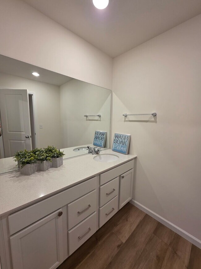 Building Photo - 5933 Hawkweed Dr