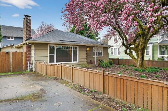 Building Photo - 3660 SE Tenino St