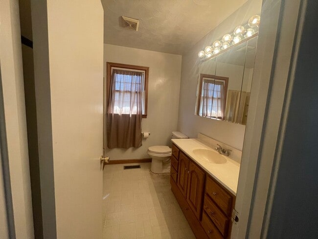 Building Photo - Brick 3 bed 1 bath home