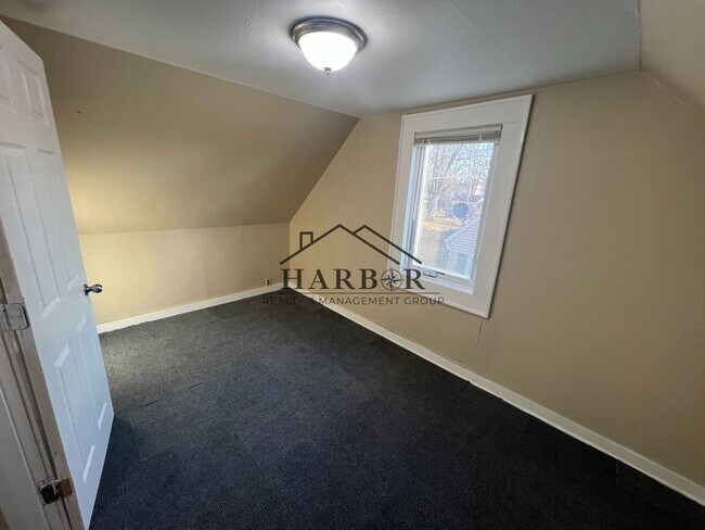 Building Photo - 804 12th Ave SW