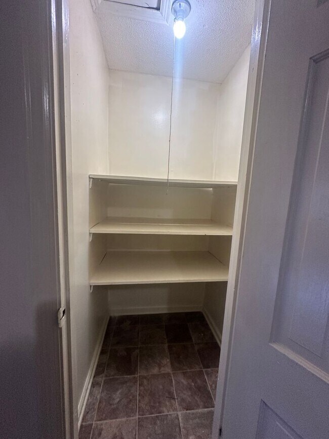 Building Photo - 3328 Pinewood Ave