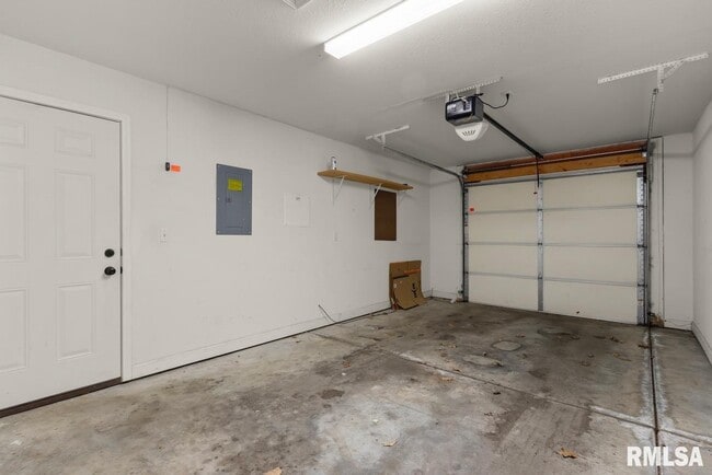 Building Photo - 3005 N Molleck Dr