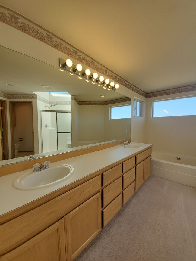 Building Photo - 4-Bedroom, 2.5-Bath located in Horn Rapids...