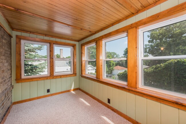 Building Photo - 606 Valley Ave NW