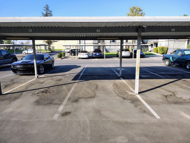 Building Photo - Move In Before the Holidays