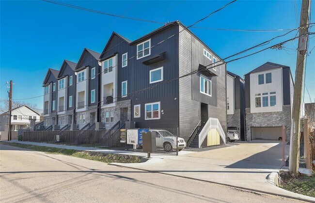Building Photo - 1016 W 15th 1/2 St