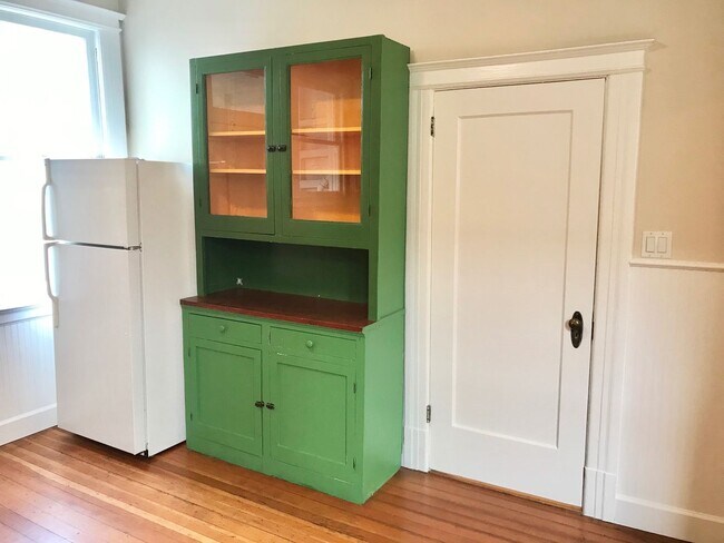 Building Photo - Top Floor Huge 4BR Flat, In Unit Laundry i...