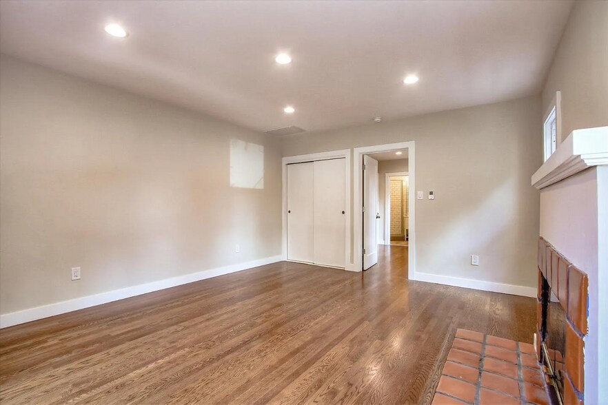 Front Room View to Middle Room & Bathroom - 948 Chabrant Way