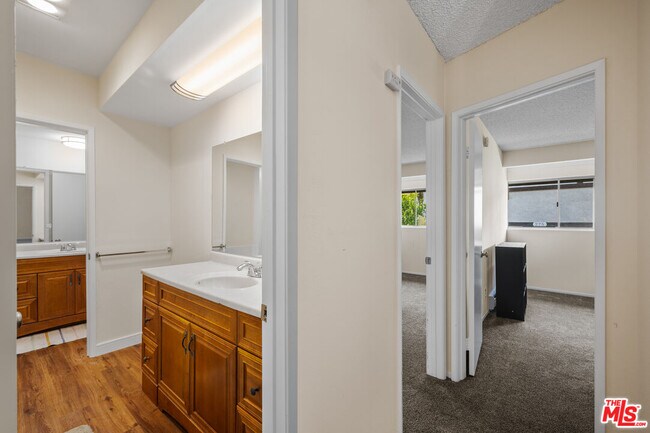 Building Photo - 348 Miraleste Dr