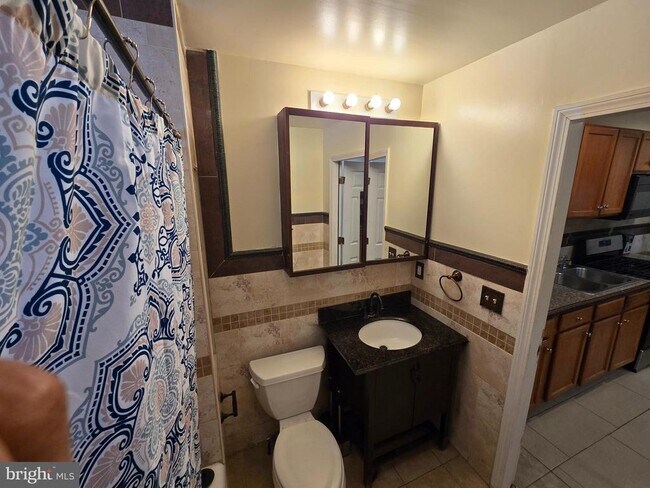 Building Photo - 147 W Douglass St