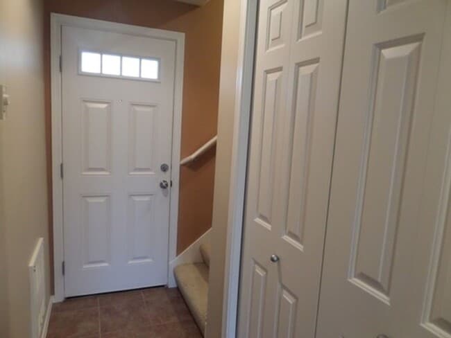 Building Photo - GREAT NEW PRICE! Stunning and Large 3-Bedroom Townhome with Garage FOR RENT in Green Lake!!