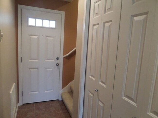 Building Photo - Stunning and Large 3-Bedroom Townhome with Garage FOR RENT in Green Lake!!