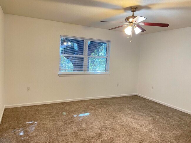 Building Photo - 606 Bayou Ln
