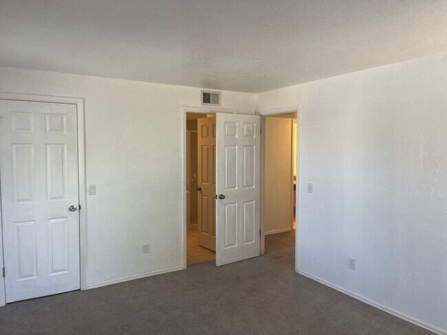 Building Photo - Bright 2 Bed 2 Bath Condo in great location!