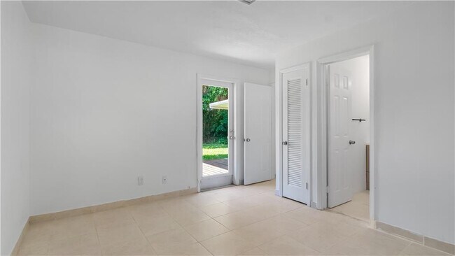 Building Photo - 2161 NE 35th St