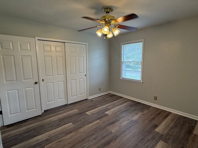 Building Photo - 2BR Duplex with Washer/Dryer + Fresh Updates + Lawn care included