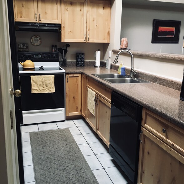 Kitchen - 6374 N Willowhaven Dr
