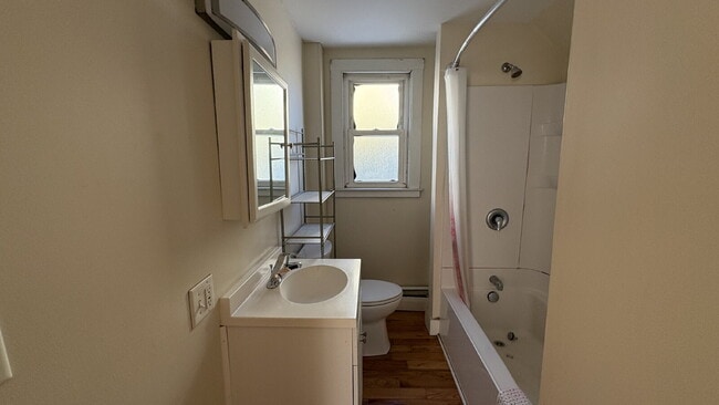 Building Photo - Spacious 2 Bed, 1 Bath Apartment – Portland – $2,199/month