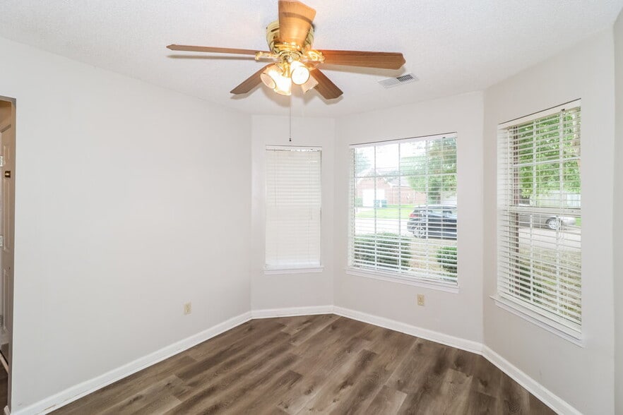Building Photo - 5892 Alexandria Ln