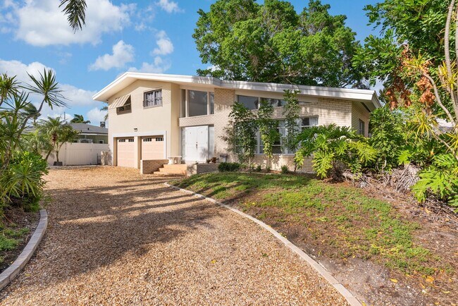 Building Photo - Waterfront 3 Bedroom in Yacht Club Estates