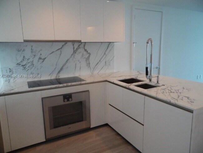 Building Photo - 10201 Collins Ave