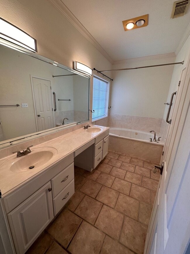 Building Photo - 115 Suncrest