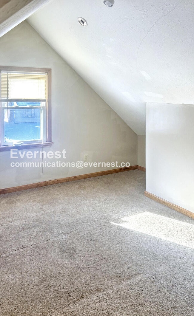 Building Photo - SPECIAL OFFER!! 3 Bed/2 Bath Home with Detached Garage / Pet-Friendly / Vouchers Accepted / Avail...