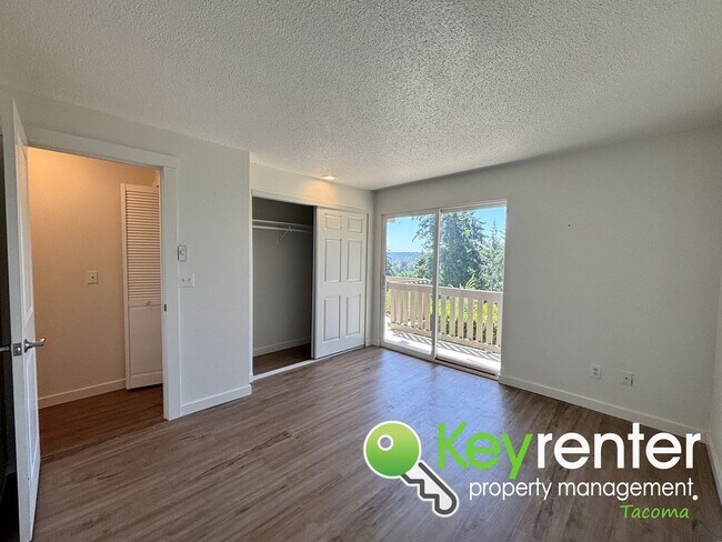 Building Photo - Modern 2-Bedroom Condo for Rent in Edgewoo...