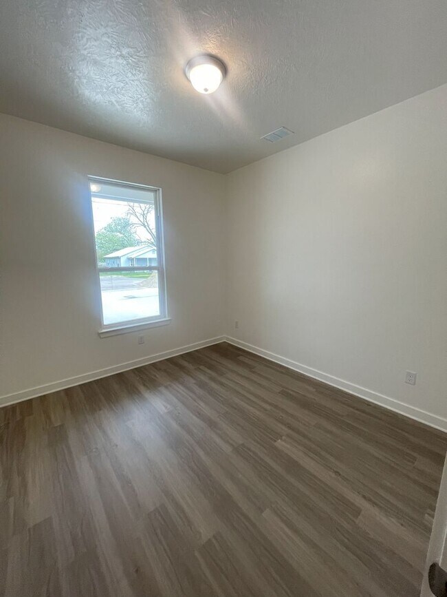 Building Photo - 1612 W 5th St