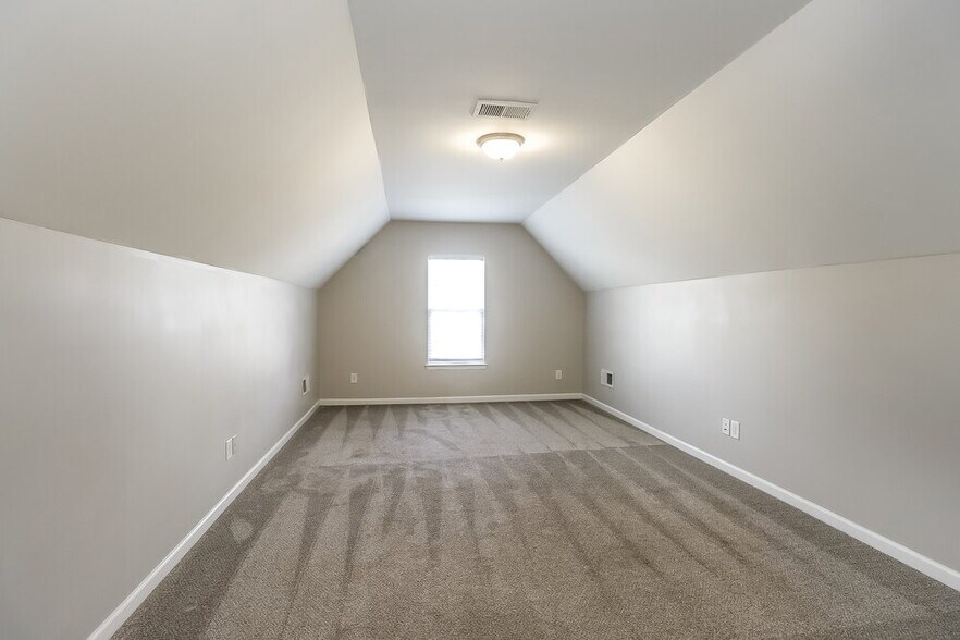 Building Photo - 5012 Broad Leaf Ct