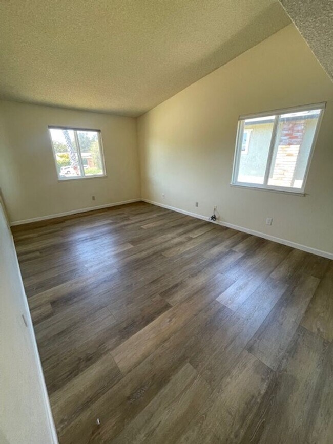 Building Photo - Four bedroom two and half bath on the uppe...