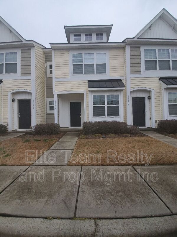 Building Photo - 12676 Persimmon Tree Dr