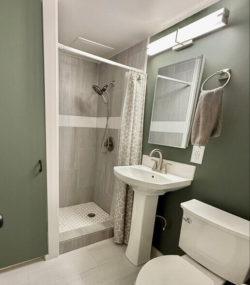 Building Photo - 2421 Ala Wai Blvd